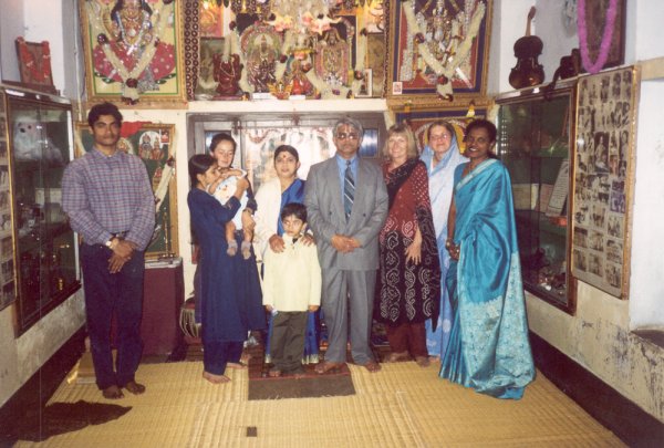 Dr. Balaji s rodinou a ky ve svm hudebnm salnu